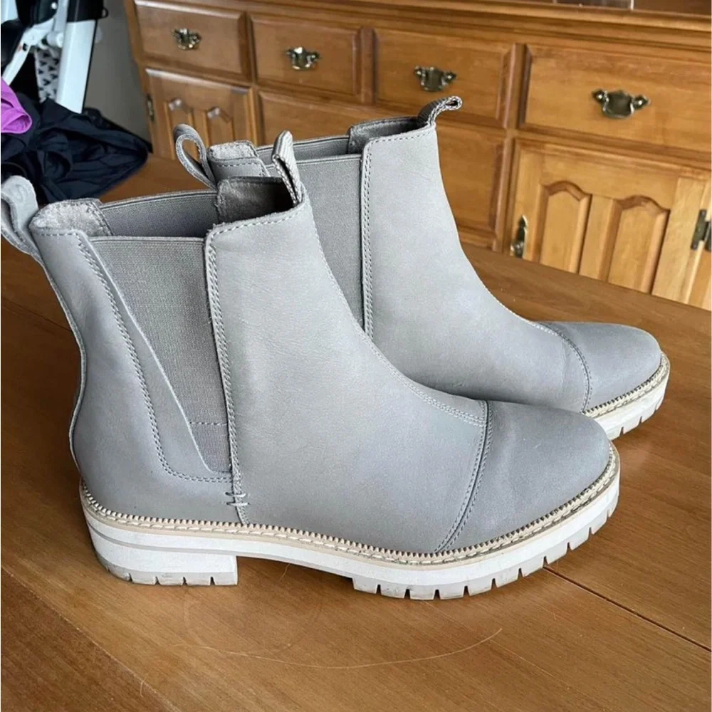 NEW TOMS boots - Picture 1 of 2